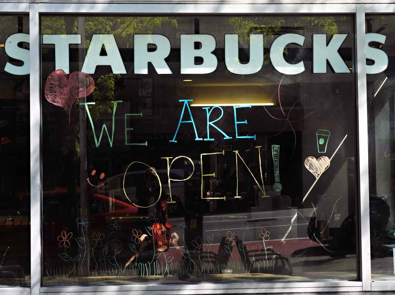 スタバでマスク非着用の客を注意、ネットに写真と名前を晒された！青年に「思わぬ援護」集まる