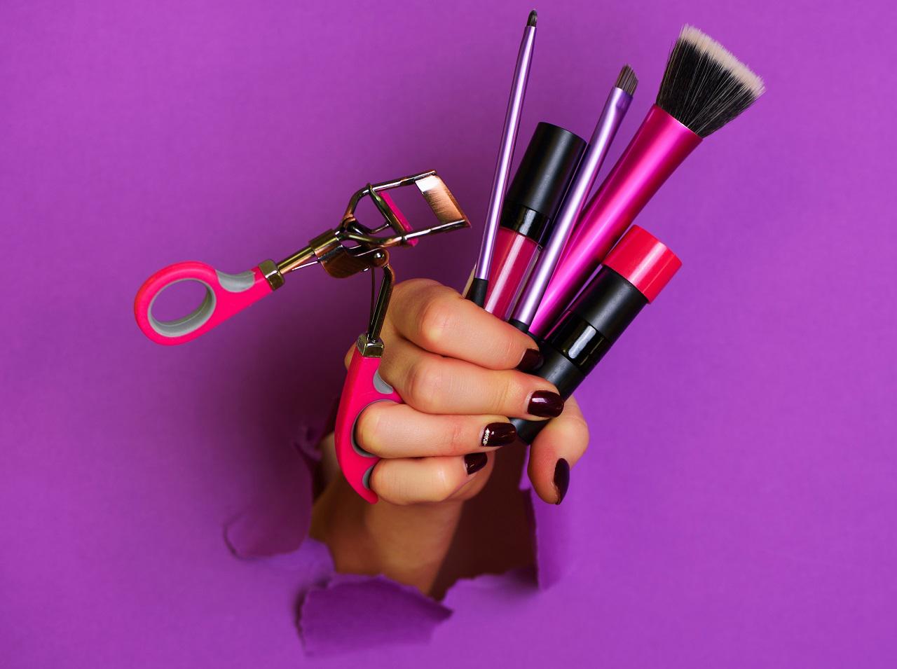 メイクのプロが「掘り出し物」と評する日本のプチプラメイクツールとは?