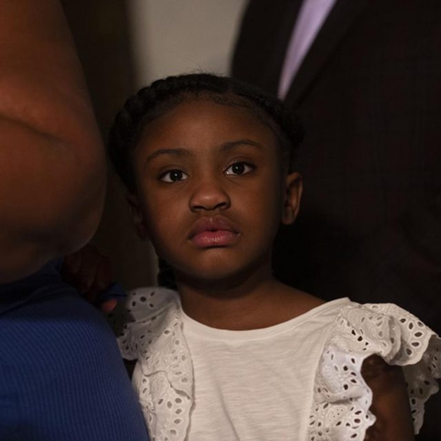 警官に殺されたジョージ・フロイドの6歳娘、ディズニーの株主になる