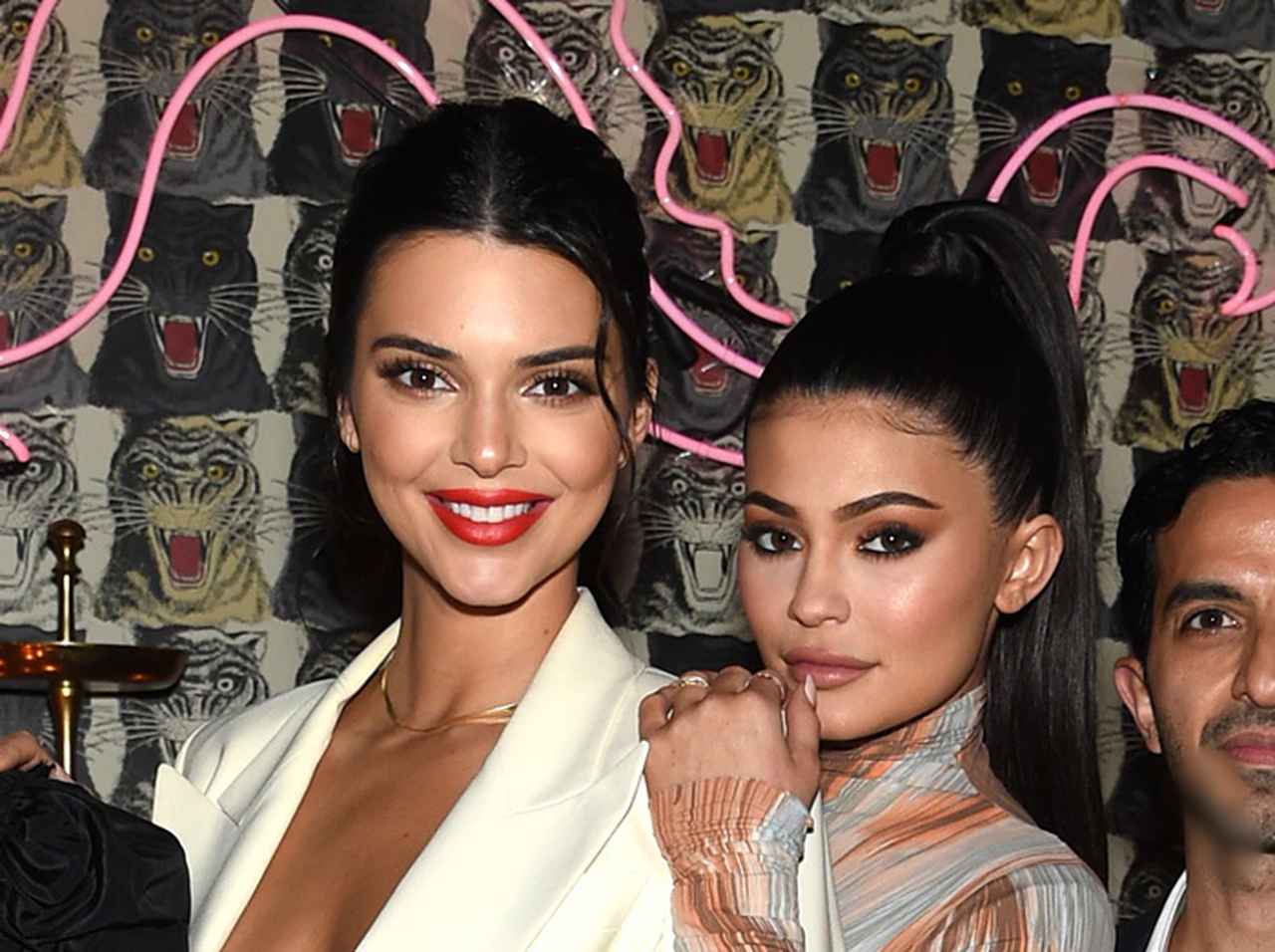 カイリー・ジェンナー、最後の砦ケンダル・ジェンナーとのコラボコスメをチラ見せ