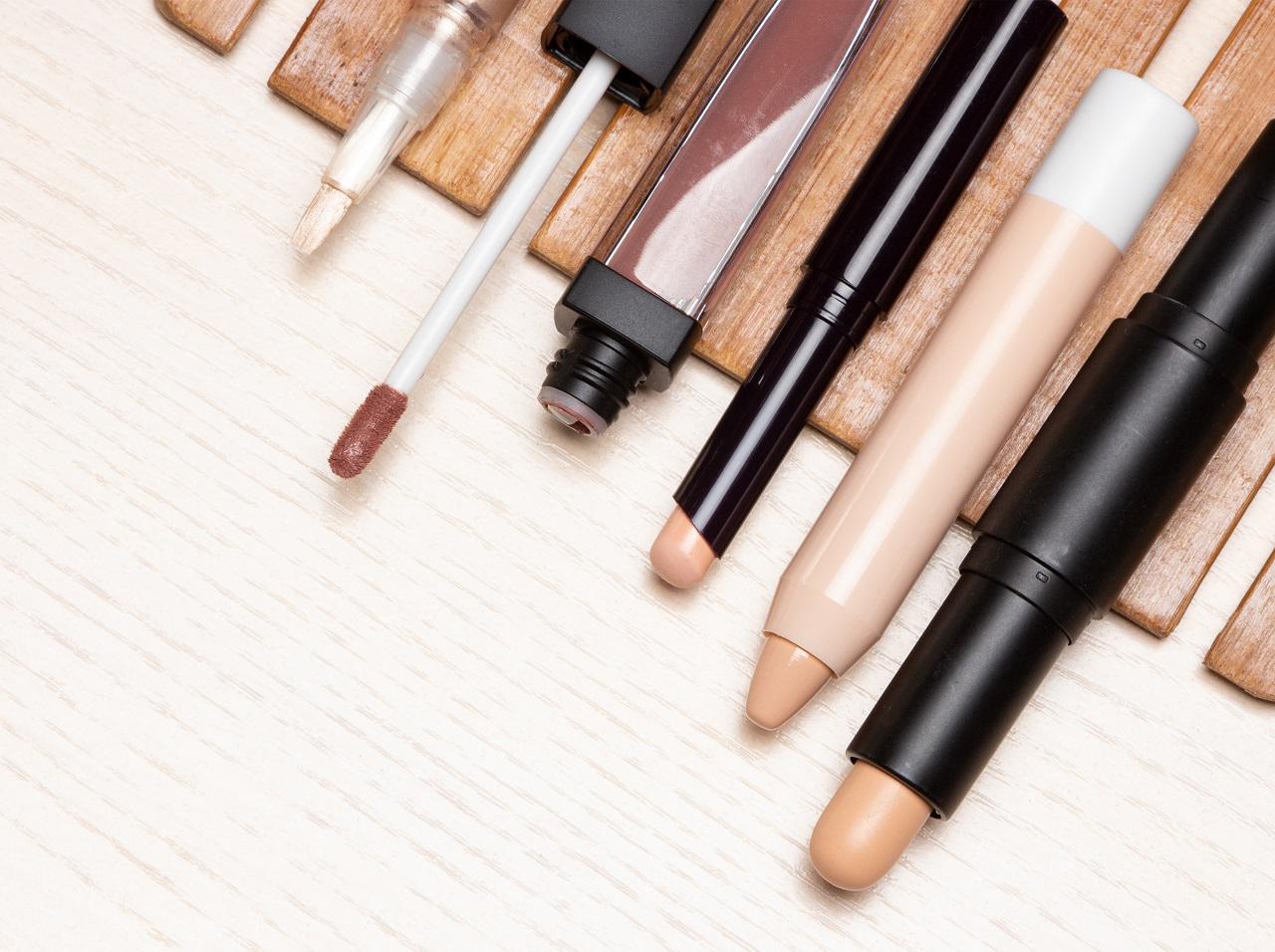 コンシーラーの使い方はひとつじゃない！ファンデーションを使わないオススメメイク術