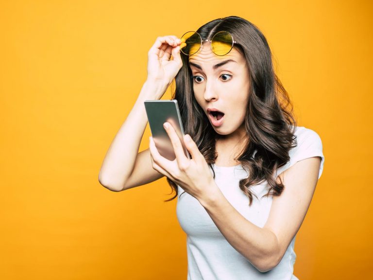 若い世代こそ要注意！「ブルーライト」が肌に及ぼす影響と対処法