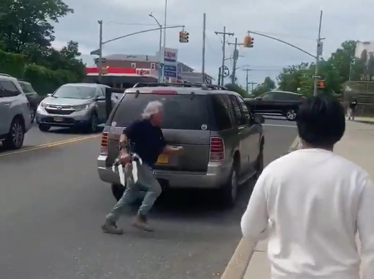 ウルヴァリンの「刀」を装着した白人、Black Lives Matter参加の若者たちを襲撃