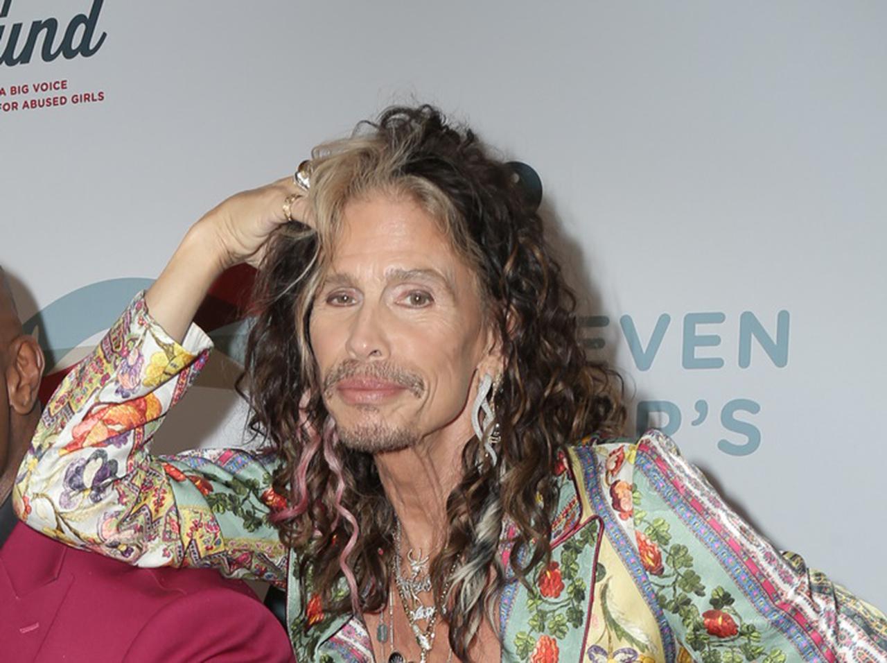 スティーヴン・タイラー、際どいビキニパンツで芝刈りする写真を娘に一般公開される