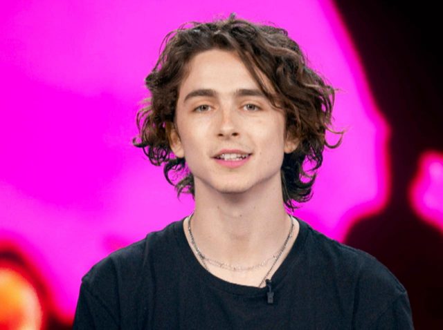 ティモシー・シャラメが「超ロングな映画タイトル」を指だけで表現する姿が愛おしい