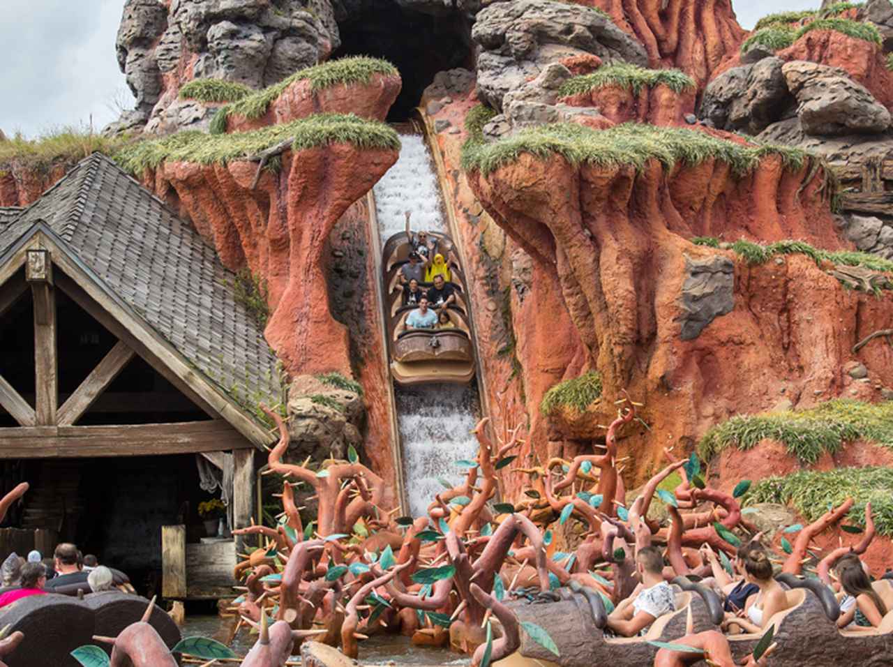 ディズニー、スプラッシュマウンテンを『プリンセスと魔法のキス』テーマに刷新へ