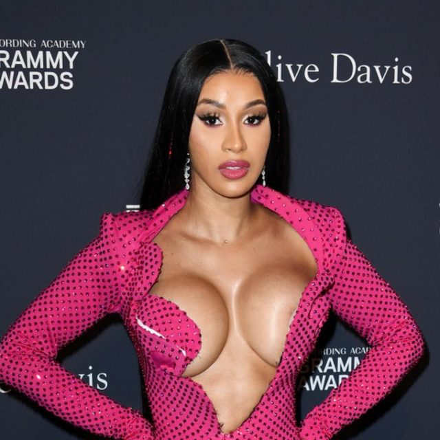 カーディ・B、水着姿でまくし立てる動画で「大事な部分」がコンニチハ