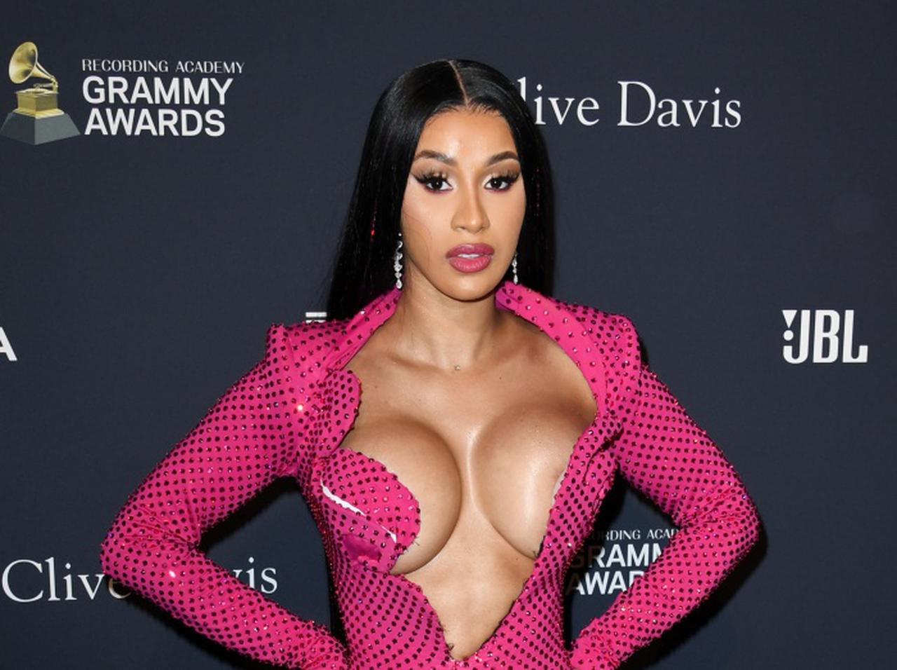 カーディ・B、水着姿でまくし立てる動画で「大事な部分」がコンニチハ