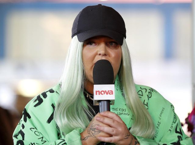 トーンズ・アンド・アイ、新曲MVにまたしてもクセが強い変装キャラが登場