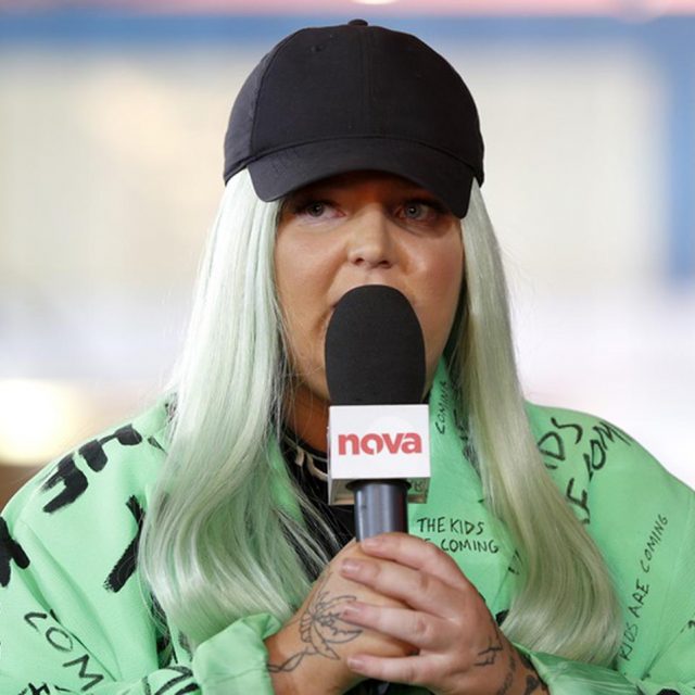 トーンズ・アンド・アイ、新曲MVにまたしてもクセが強い変装キャラが登場