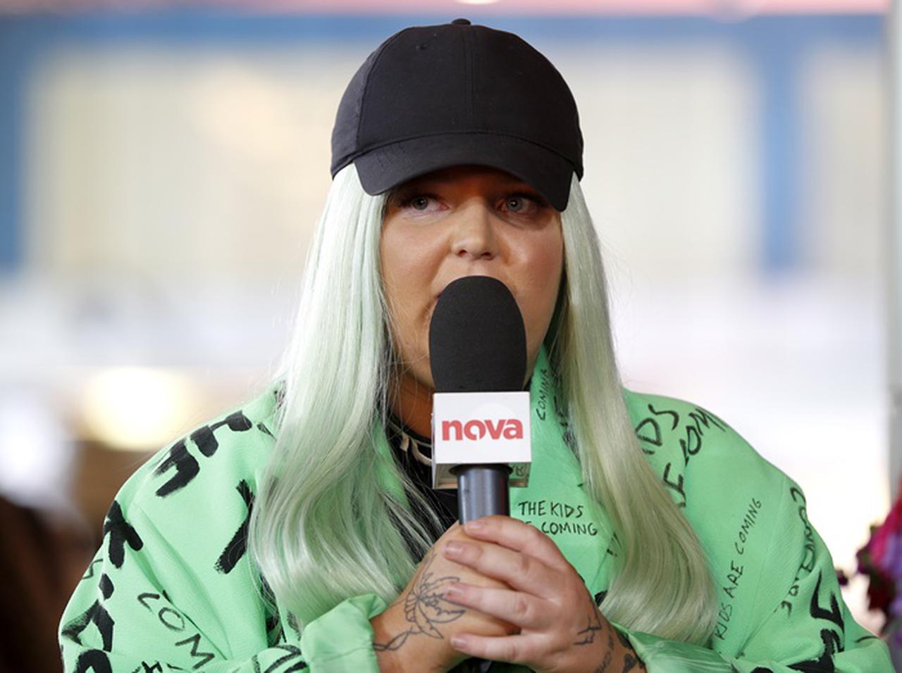 トーンズ・アンド・アイ、新曲MVにまたしてもクセが強い変装キャラが登場