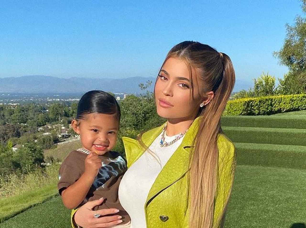 カイリー・ジェンナー娘、2歳にしてVogueの表紙に!母はインスタグラマーな実力発揮