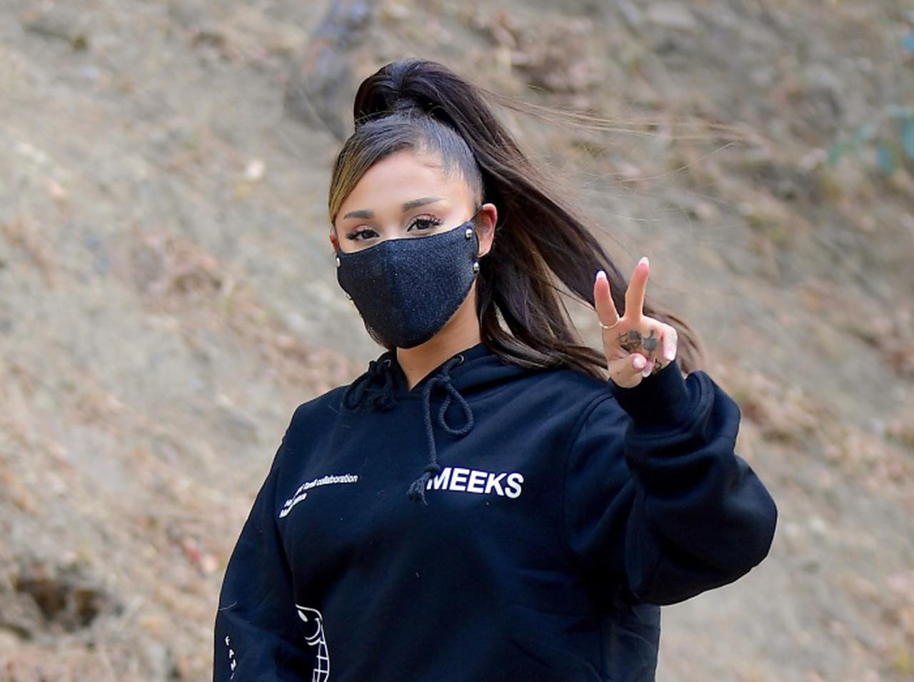 アリアナ・グランデ、愛犬トゥールーズはティファニーの首輪＆リーシュを愛用