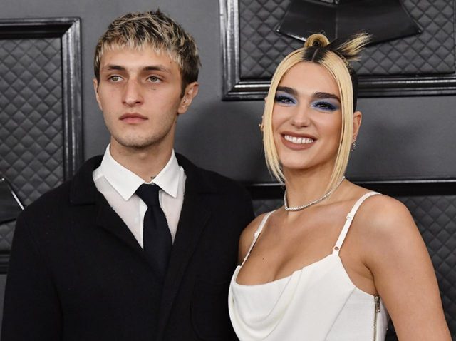 デュア・リパ、アンワー・ハディッドと交際1年を迎え「ベッド写真」公開