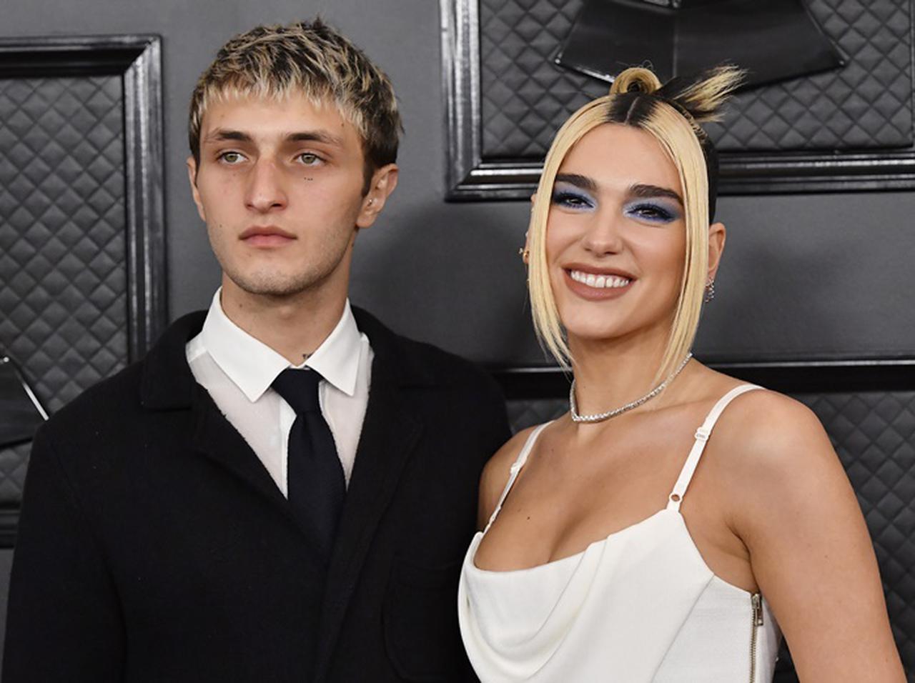 デュア・リパ、アンワー・ハディッドと交際1年を迎え「ベッド写真」公開