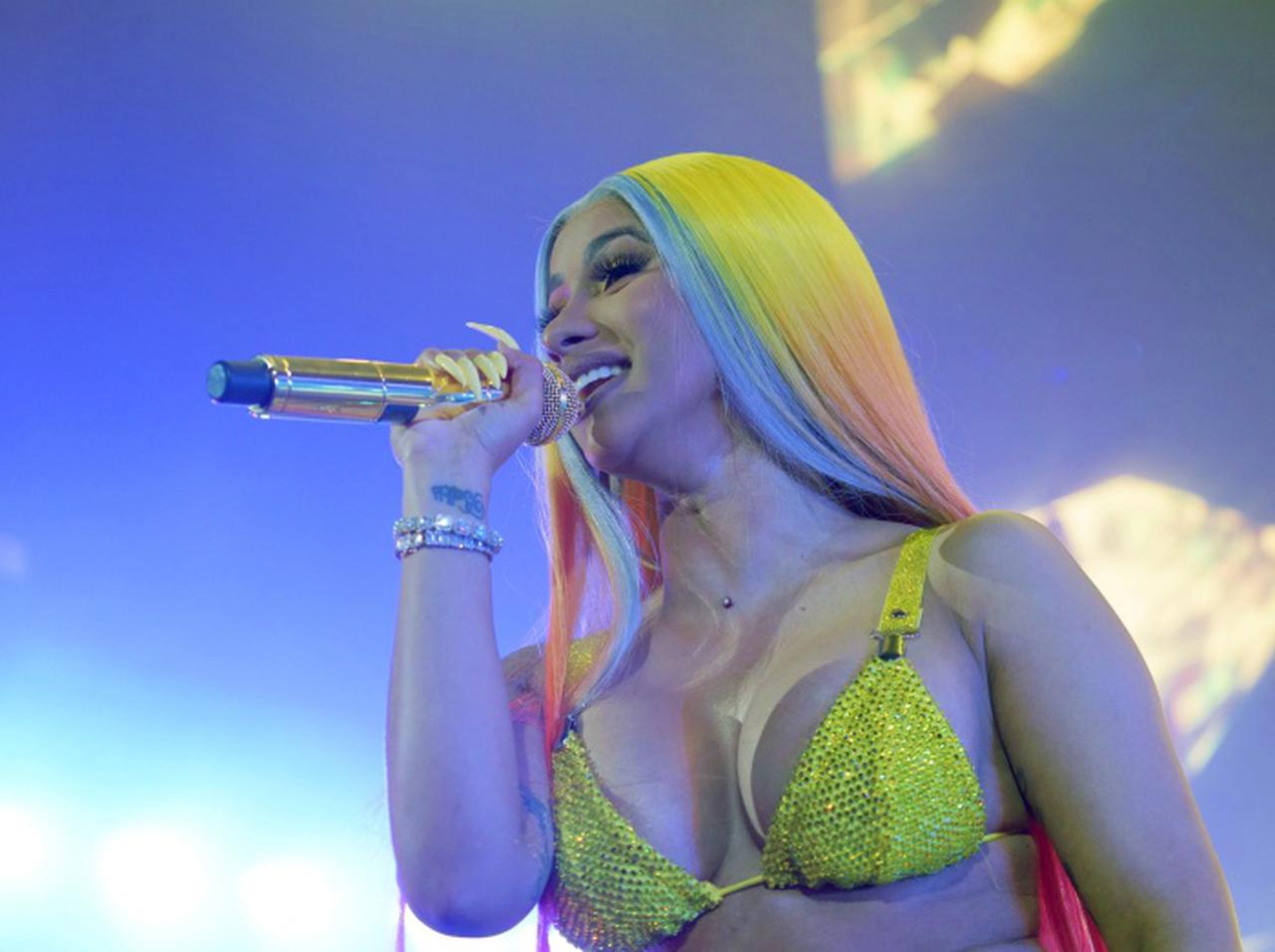 カーディ・B、キワどい水着姿でポーズを決めるも「衝撃の結末」を迎える