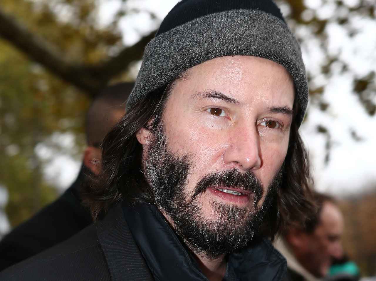 キアヌ・リーブスの自宅の中がチラ見え!高校生たちに動画メッセージ