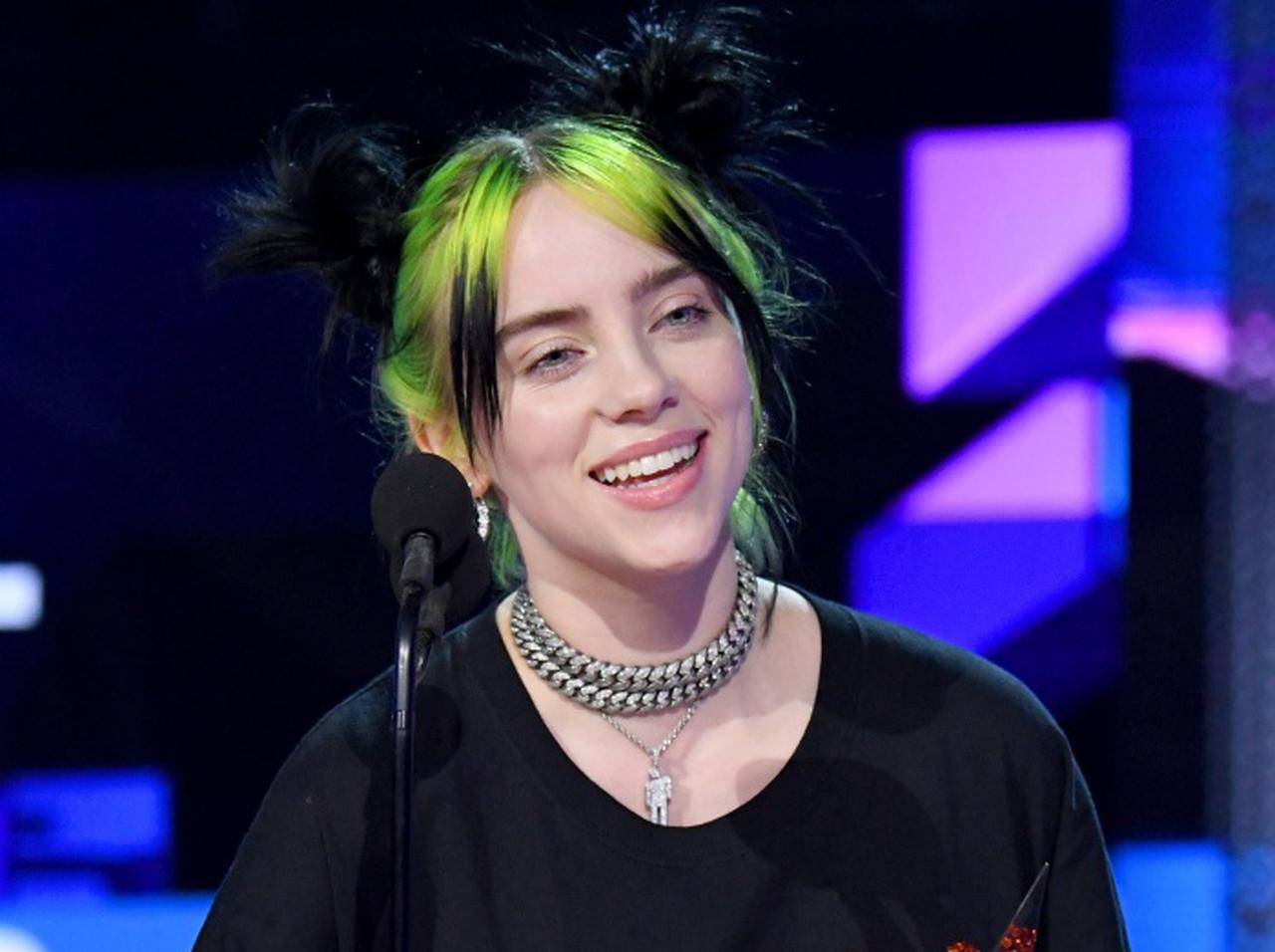 ビリー・アイリッシュ、「服を1枚ずつ脱ぐ動画」の“解釈”に不満を漏らす