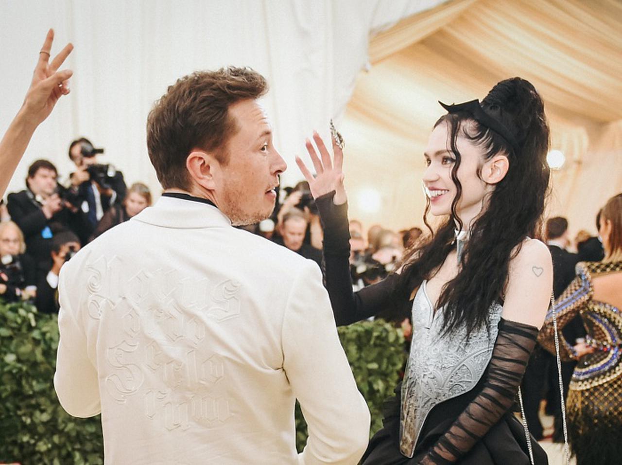 テスラ社イーロン・マスクと恋人のグライムス、難解と話題だった子供の最終的な名前が判明