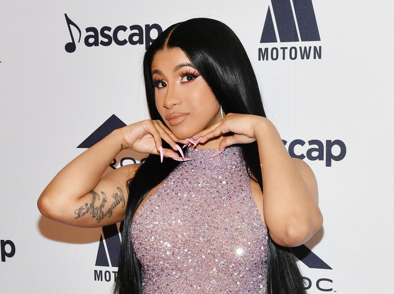 カーディ・B、アボカドで作った「お手製ヘアパック」が美味しそう