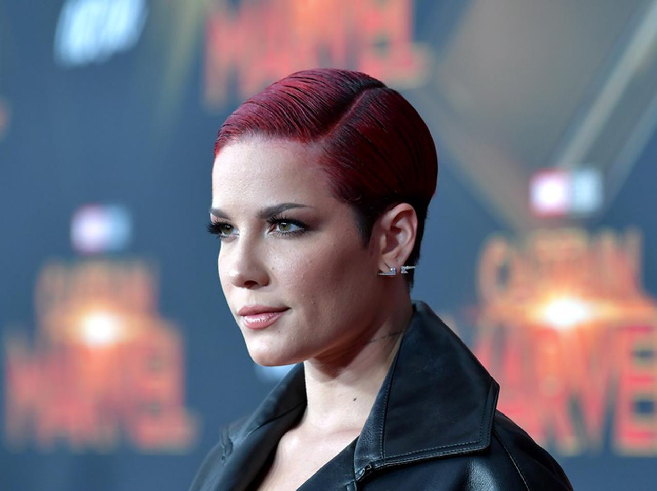 ホールジーが逮捕のウワサを否定、警察にゴム弾で撃たれる