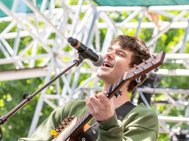 アレック・ベンジャミン、ファン全員のコメントに返事する姿に好感度あがりまくり