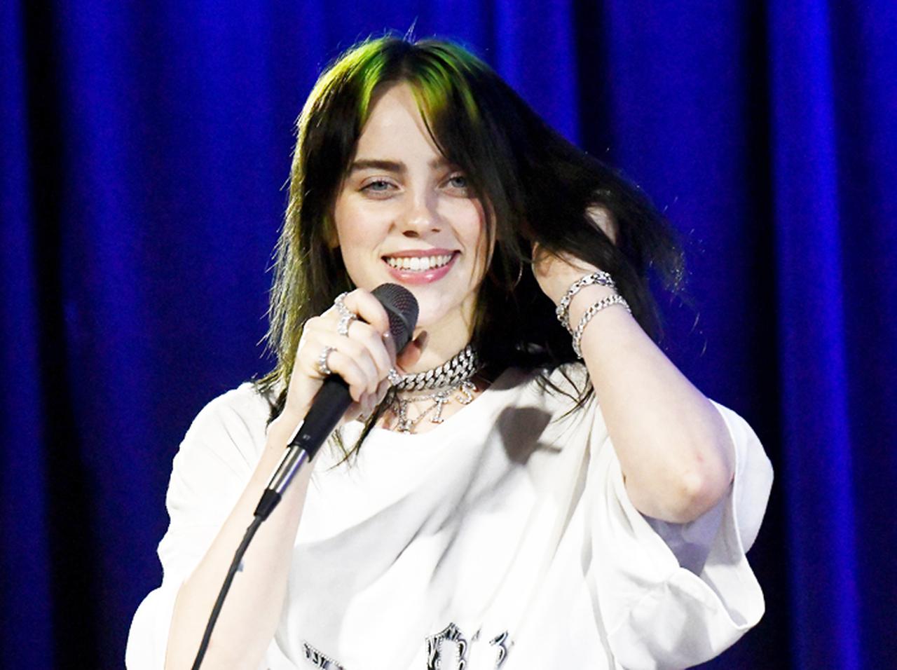 ビリー・アイリッシュ、Black Lives Matterの平和的デモに参加し「テイク・ア・ニー」