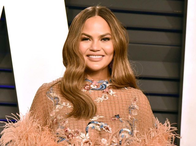 整形手術を“無かった事”にしたモデル「さよならを告げた物」を模したケーキでお祝い