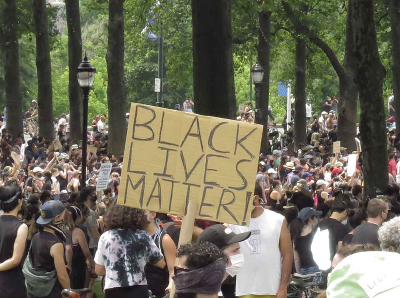 黒人カップルが結婚後、ドレスやタキシードのままデモに参加！デモ参加者が祝福