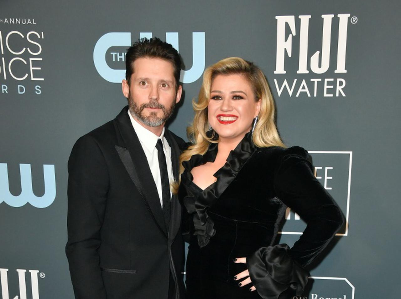 ケリー・クラークソン、7年連れ添ったアーティストマネージャーの夫と離婚