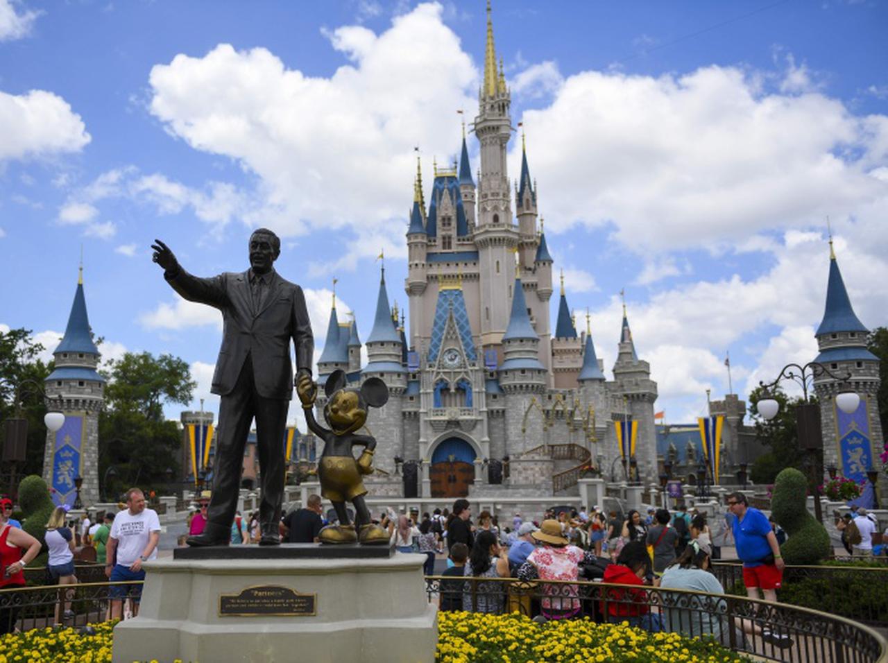 ディズニーランド、営業再開後はまさかの「〇〇禁止」にファンが複雑な反応