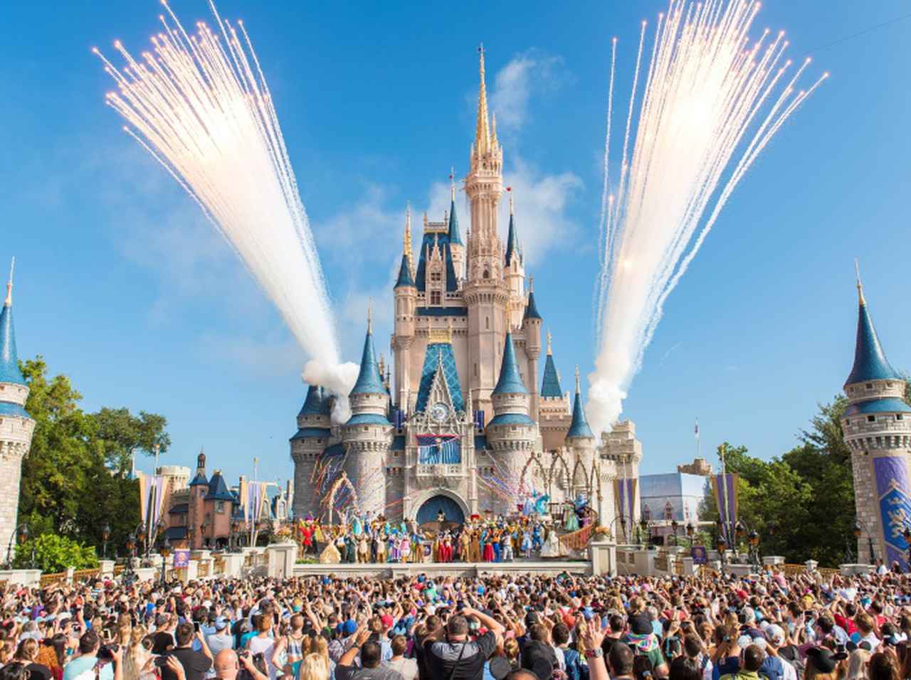 ディズニーランド、営業再開を目前に「思わぬ壁」が立ちはだかる