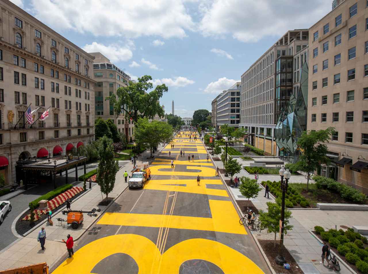 米ホワイトハウスに続く道に「Black Lives Matter」の特大スローガンが出現、交差点も改名