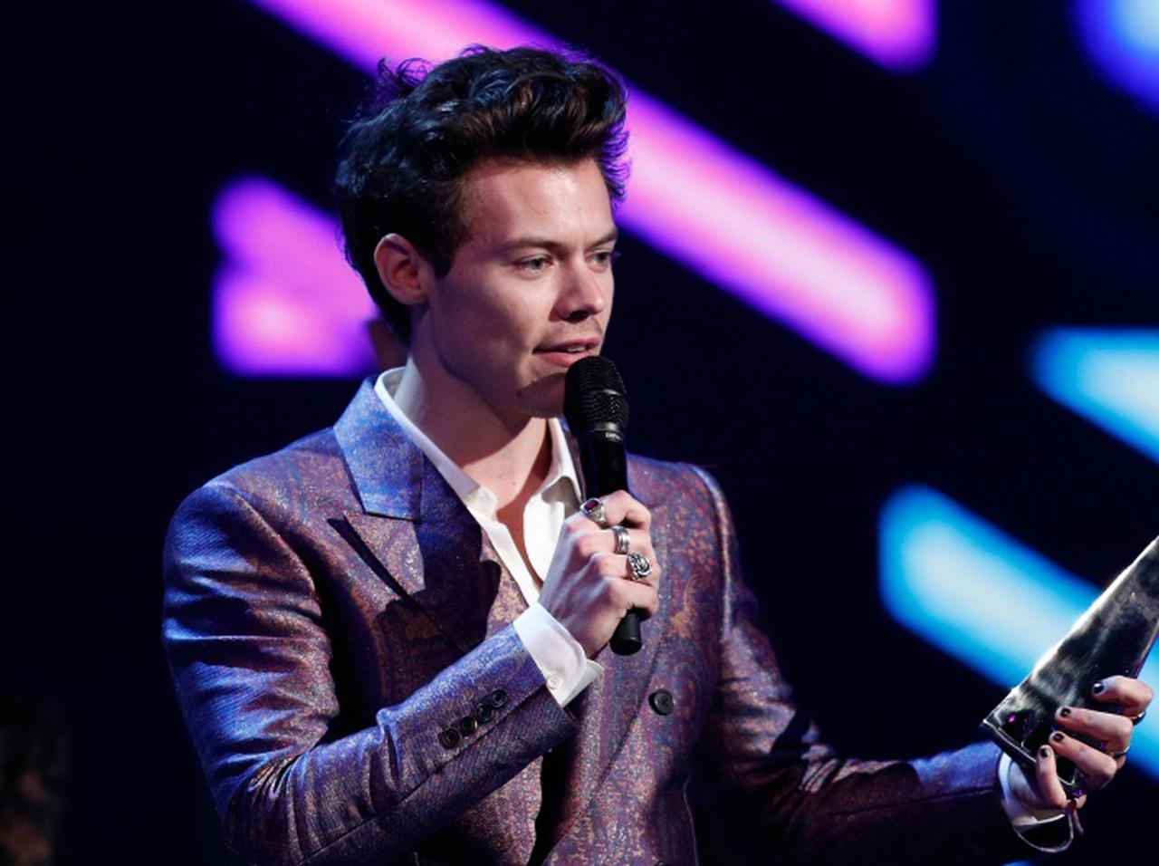 ハリー・スタイルズ、「Black Lives Matter」を訴える抗議デモで水を配る