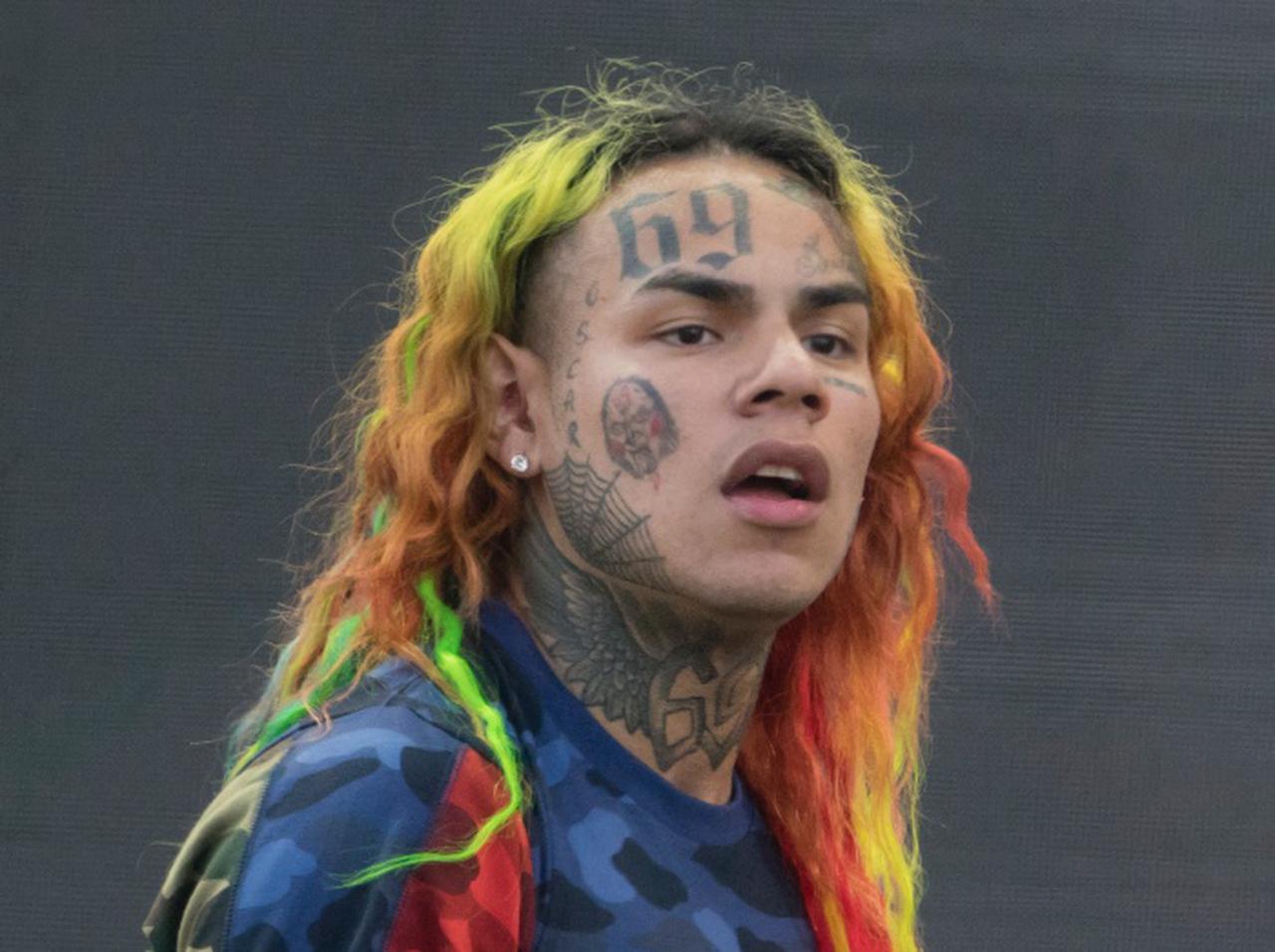 テカシ6ix9ine、白人警官による黒人男性殺害事件について警察に何も言えない身と語る