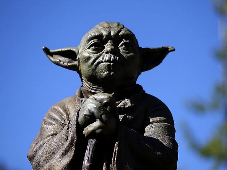 『スター・ウォーズ』聖地にある「ヨ―ダ像」に落書き！でも好評な理由って？