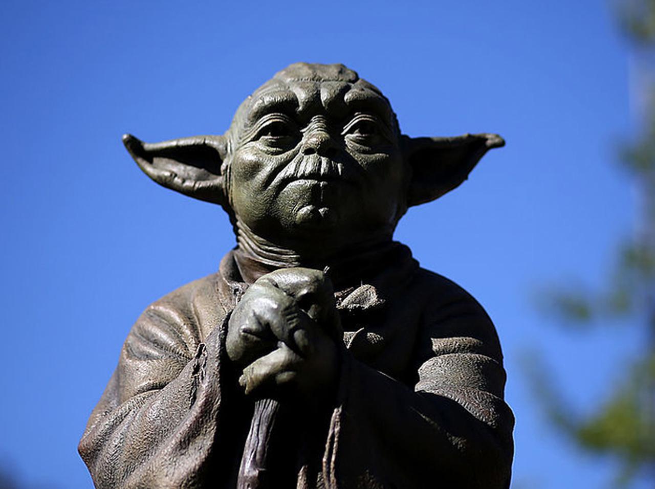 『スター・ウォーズ』聖地にある「ヨ―ダ像」に落書き!でも好評な理由って?