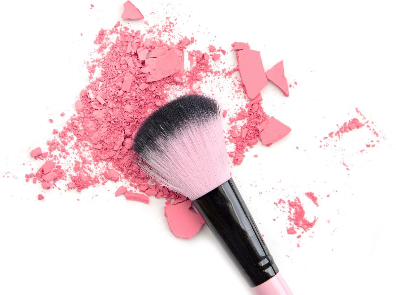 チークを使うときこれは避けて！プロがやらないNG行為