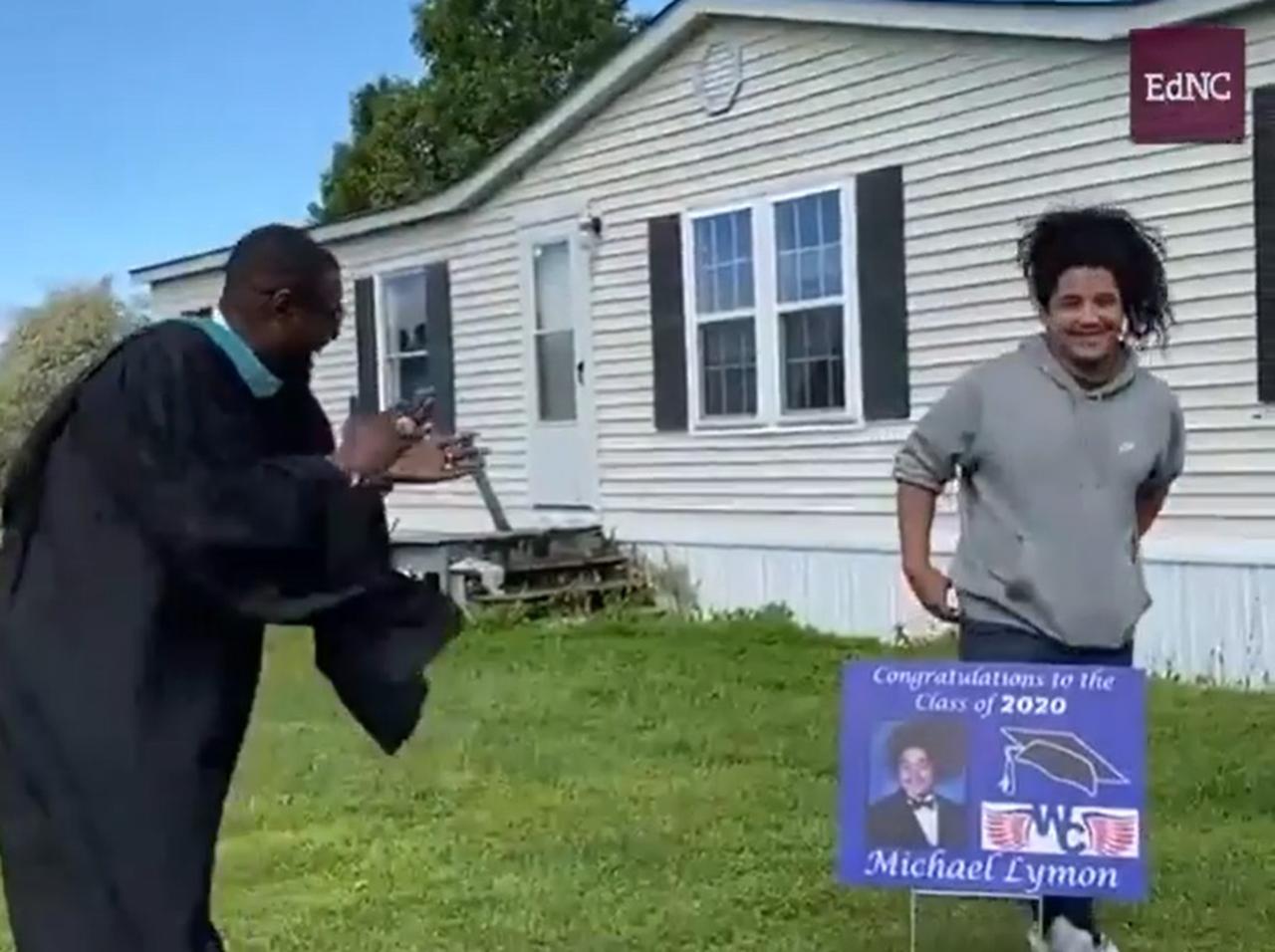 卒業式なしの全生徒に校長先生がサプライズ!喜ぶ生徒たちの映像に心ほぐれる