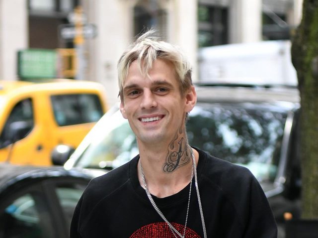 アーロン・カーターが顔面タトゥー、逮捕、妊娠、破局、流産を経験した恋人と婚約