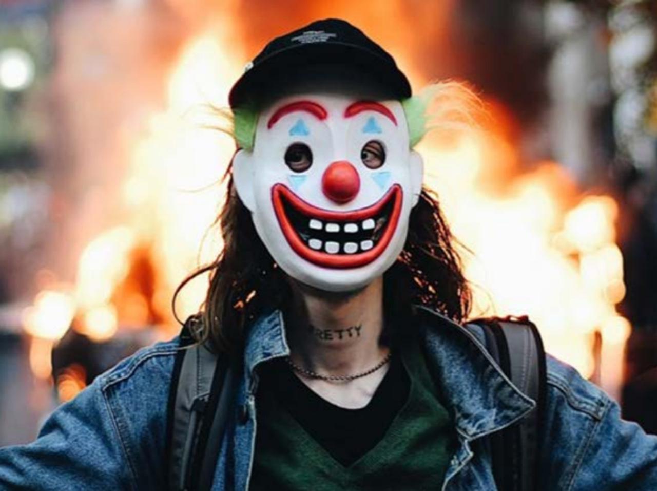 「ジョーカー」のマスクでパトカーに放火、男が逮捕される