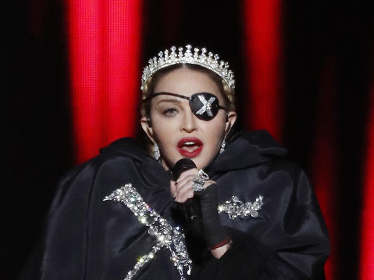 マドンナが松葉杖で抗議デモに参加!参加できて光栄だったと語る