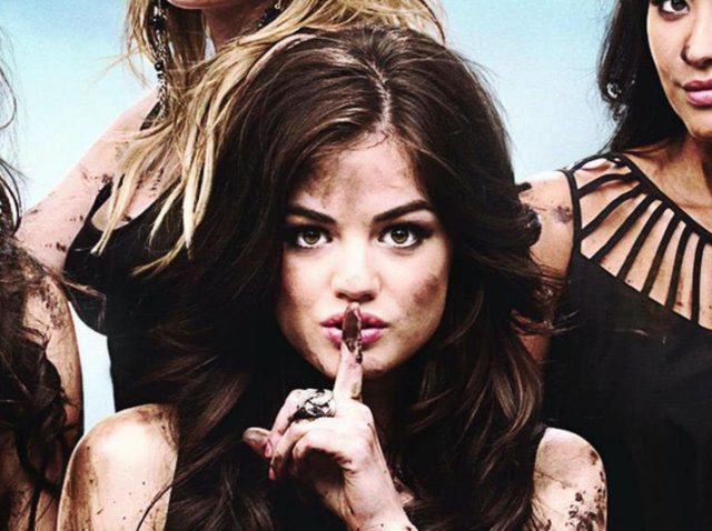 『プリティ・リトル・ライアーズ』の「シー」のポーズは実はアドリブで誕生していた！