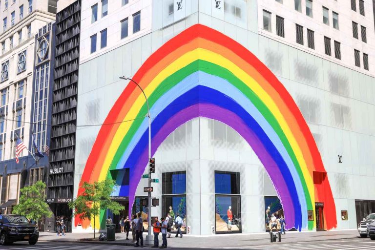 プライド・パレード50周年!2020年にコロナ禍のなか世界で目撃された「レインボー」を総まとめ