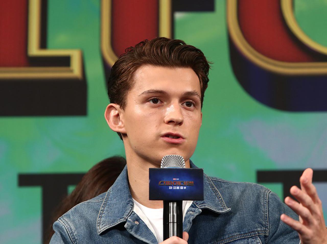 トム・ホランド、新型コロナの検査を受けてえずく様子を世界に発信