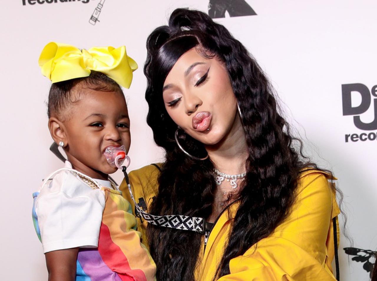 カーディ・B、2歳娘にエルメスのバーキンをあげたことを批判する声に「ザ・セレブ」な反論