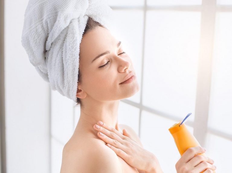 首は顔よりも早く老ける！首のシワを防ぐために気をつけるべきこと