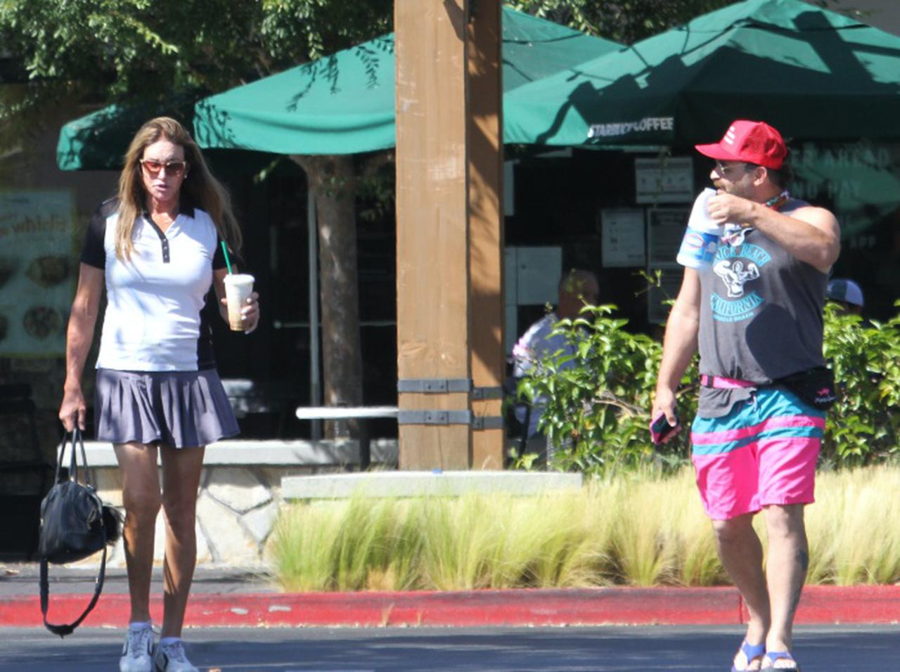 米YouTuber、漂白剤を片手にブリトニー・スピアーズやケイトリン・ジェンナーに絡む