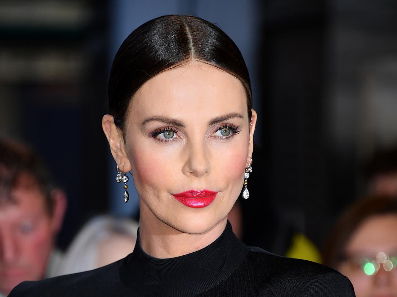 シャーリーズ・セロン、“恋愛は人生に必要説”を一刀両断