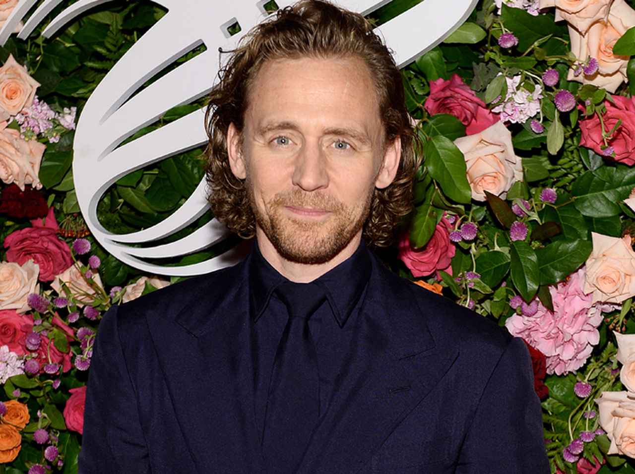 トム・ヒドルストン、MCU新作『ロキ』撮影地で「極秘交際中の恋人」と同棲か